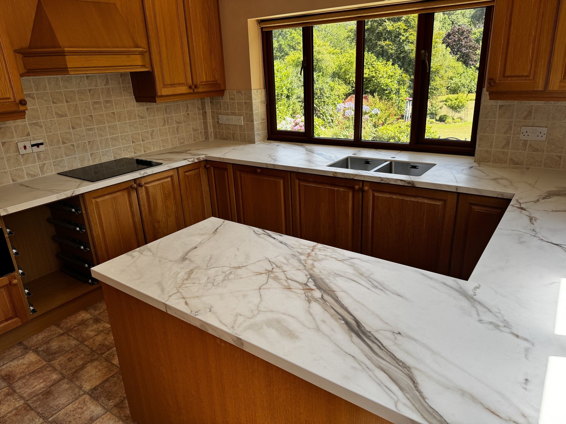 Kitchen in Xtone Calacatta Gold Nature — Xtone Calacatta Gold Nature